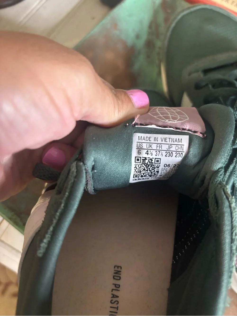 adidas Dark Green Lace-Up Sneakers with White Stripes and Pink Heel